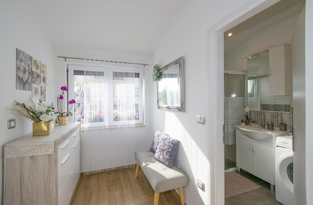 Apartment Edera, Near The Town In A Quiet Location 로비니 외부 사진